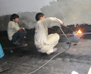 Có cần chống thấm sàn nhà trước khi lát gạch nền không? 1 chong tham nha ve sinh tai thanh xuan 1