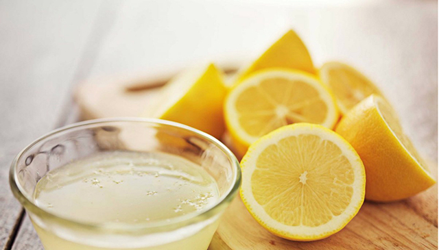 Cách làm sạch tường nhà bị mốc bằng chanh tươi