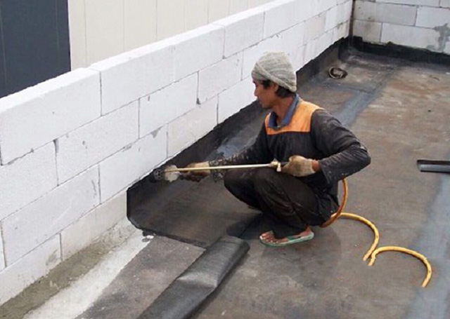 Chống thấm ngược tường nhà bằng bitum đàn hồi