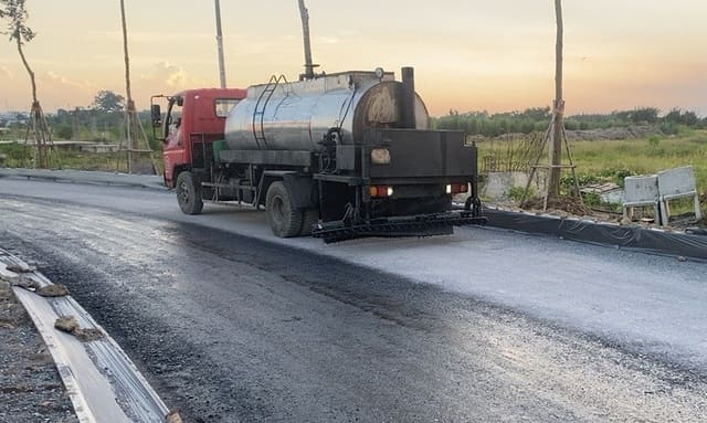 Giá Nhựa Đường Lỏng 60/70 Mới Nhất 2025 | Chống Thấm Hiệu Quả 3 Nhựa đường lỏng 60/70 được sử dụng rộng rãi