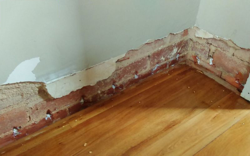 Nguyên nhân thấm chân tường và cách xử lý triệt để từ A-Z 1 Thiếu hoặc hỏng lớp chống thấm khiến chân tường dễ thấm nước