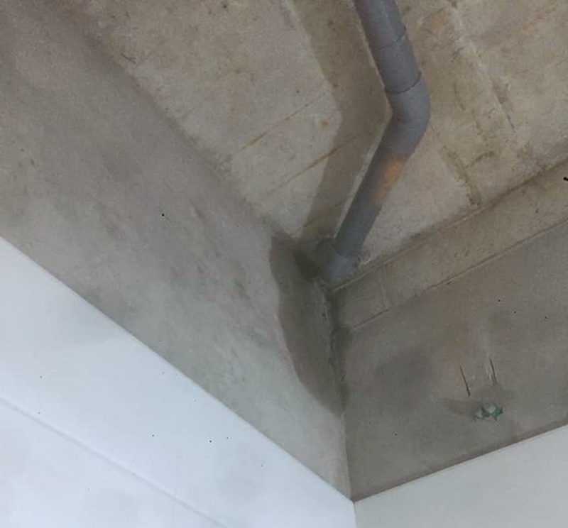 Lỗi hệ thống đường ống sẽ gây rò rỉ nước và thấm xuống sàn