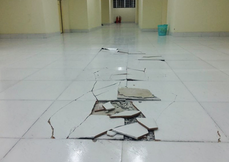 Lún nền móng không đều gây rạn nứt sàn, dễ thấm dột