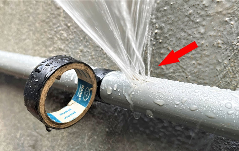 Hệ thống ống nước bị rò rỉ ngấm xuống sàn gây dột